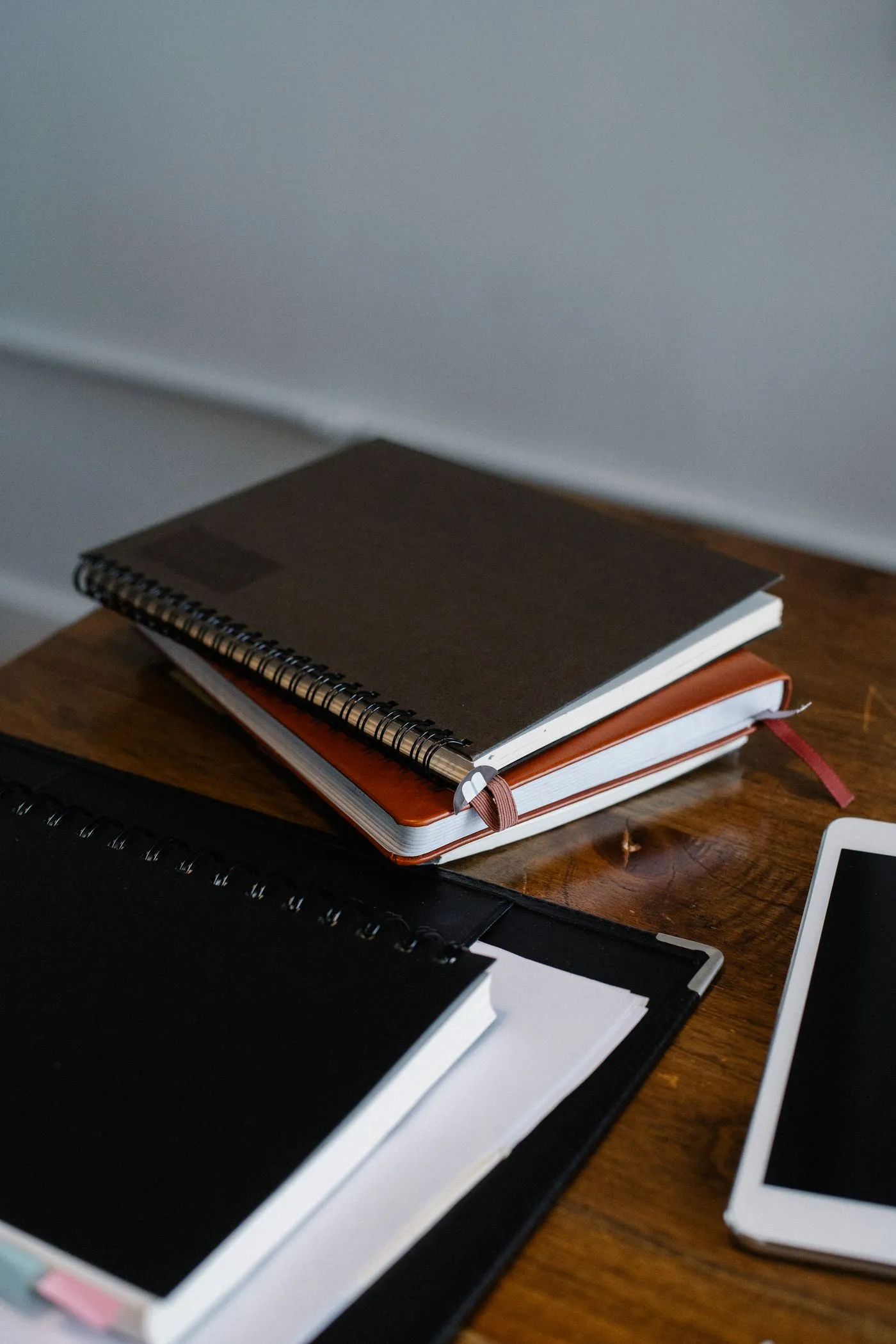 Carnets et documents posés sur un bureau en bois